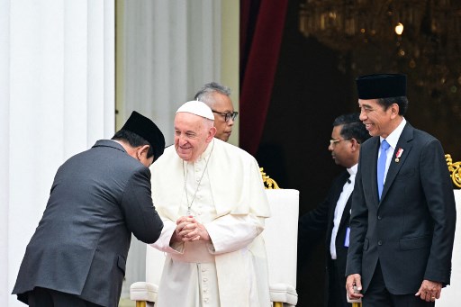 Perkenalan itu dilakukan di depan Istana Merdeka, Jakarta, setelah sebelumnya Paus diterima melalui upacara kenegaraan oleh Presiden Joko Widodo.