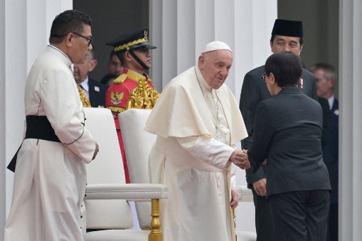 Presiden juga memperkenalkan para menteri Kabinet Indonesia Maju yang turut hadir dalam upacara kenegaraan menyambut Paus Fransiskus, yakni Menlu Retno Marsudi, Menteri Menko PMK Muhadjir Effendy, Mensesneg Pratikno, Setkab Pramono Anung, dan Menteri Agama Yaqut Cholil Qoumas.