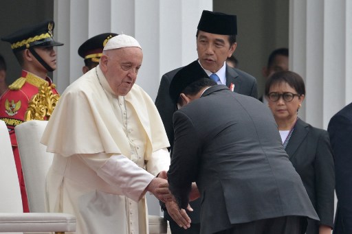 Presiden Joko Widodo memperkenalkan Presiden Terpilih Prabowo Subianto kepada Paus Fransiskus, di tengah kunjungan kenegaraan pemimpin umat Katolik dunia itu ke Istana Kepresidenan, Jakarta.