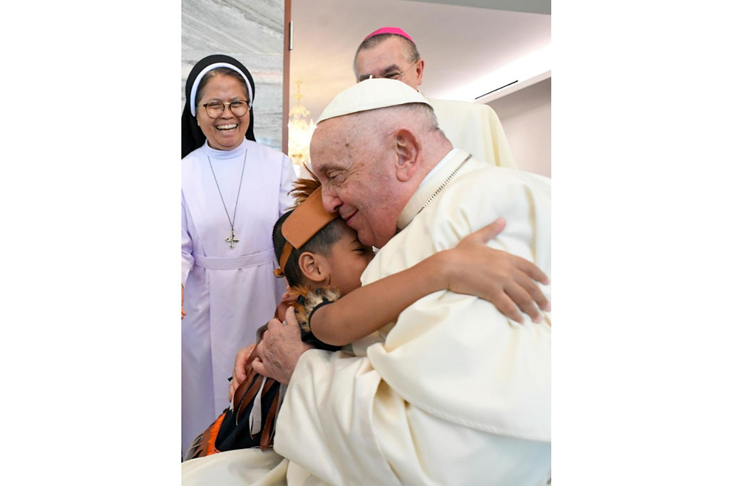 Paus Fransiskus tiba di Jakarta pada Selasa siang dan langsung menuju Kedubes Vatikan. Paus kemudian menerima anak-anak panti asuhan, pengungsi, dan para orang tua. Tampak seorang anak memeluk hangat Paus.