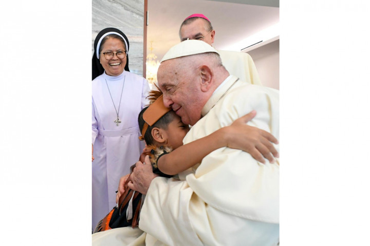 Paus Fransiskus tiba di Jakarta pada Selasa siang dan langsung menuju Kedubes Vatikan. Paus kemudian menerima anak-anak panti asuhan, pengungsi, dan para orang tua. Tampak seorang anak memeluk hangat Paus.