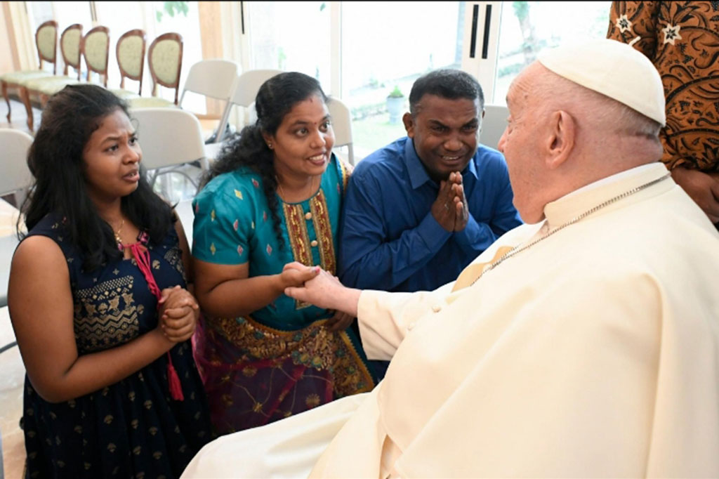 Tak hanya itu, dalam video yang dibagikan juga terlihat Paus Fransiskus memberkati para pengungsi dari Myanmar dan Sri Lanka. 