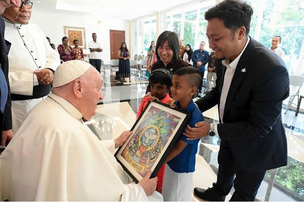 Video ditutup dengan persembahan lagu terima kasih dari para anak-anak panti asuhan tersebut.