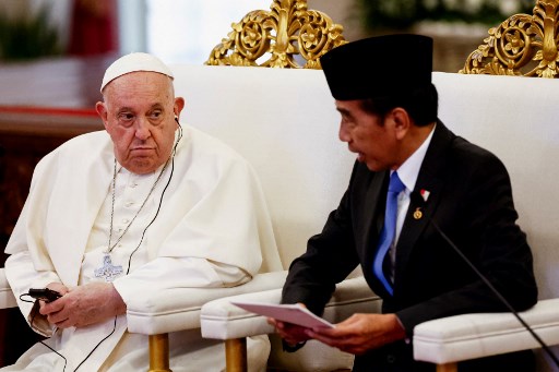 Presiden Joko Widodo (Jokowi) menegaskan kunjungan Pemimpin tertinggi Gereja Katolik Dunia, Paus Fransiskus ke Indonesia membawa pesan penting. Kehadiran Paus Fransiskus melambangkan arti perbedaan yang selaras dengan masyarakat Indonesia.