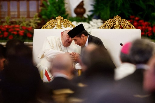 Presiden Jokowi pun menyampaikan rasa terima kasihnya atas kunjungan Paus Fransiskus ke Indonesia.