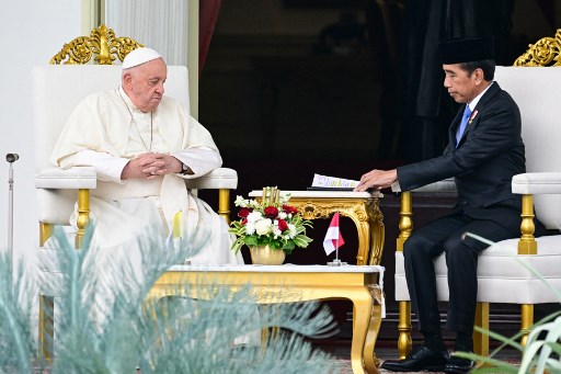 Tampak mendampingi Presiden Jokowi saat veranda talk tersebut, yakni Menteri Luar Negeri Retno Marsudi.