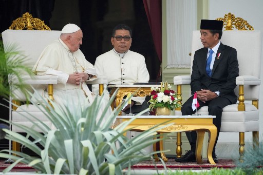 Pertemuan empat mata tersebut membahas sejumlah isu di antara dua kepala negara tersebut.