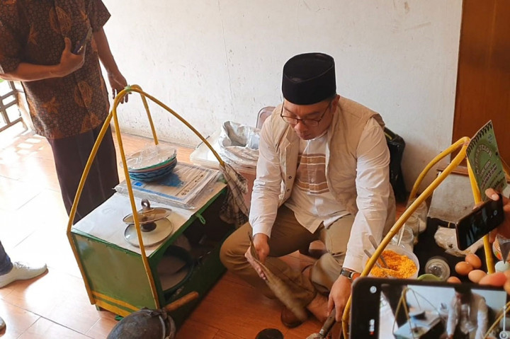 Bakal calon gubernur (bacagub) Jakarta 2024, Ridwan Kamil (RK), bertandang ke kawasan Setu Babakan, Jagakarsa, Jakarta Selatan. Pada kesempatan tersebut RK mencoba membuat panganan khas Betawi kerak telor.
