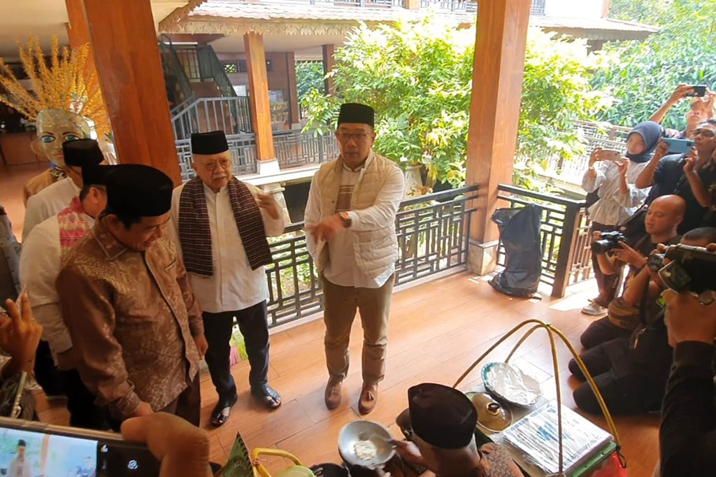 RK sempat bertanya cara membuatnya. Dia harus membalik alat pembuat kerak telor. Mantan Gubernur Jawa Barat itu juga mengikuti instruksi untuk terus mengipas adonan kerak telor.