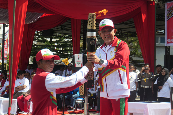Kirap Api PON XXI 2024 akhirnya tiba di negeri di atas awan Kabupaten Bener Meriah. Obor api yang menyala penuh semangat ini disambut meriah oleh masyarakat setempat, menandai dimulainya rangkaian acara Pekan Olahraga Nasional (PON) XXI di Aceh.