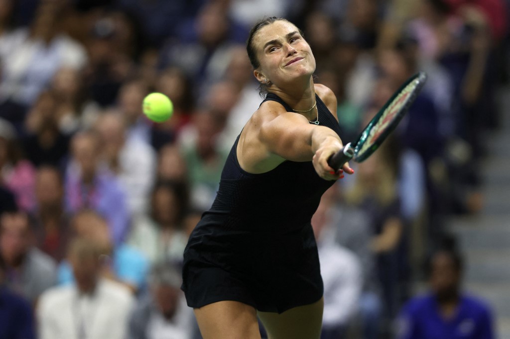 Unggulan kedua Aryna Sabalenka melaju ke semifinal AS Terbuka untuk keempat kalinya secara berturut-turut. Sabalenka menjaga peluang untuk memburu gelar pertamanya di New York.