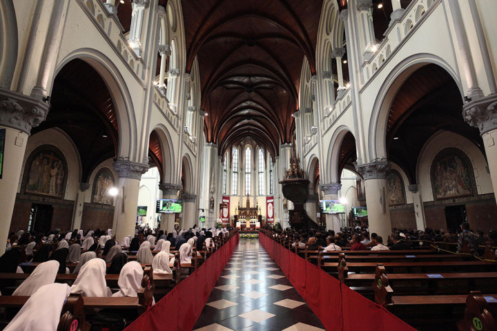 Para biarawan-biarawati juga sudah mulai berdatangan dan memenuhi ruangan gereja untuk bertemu dengan Paus Fransiskus di Katedral.