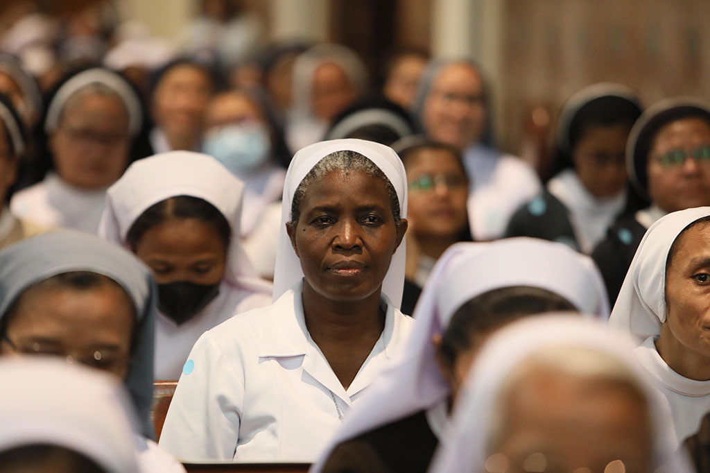 Pada pukul 16.30 WIB mantan Uskup Agung Buenos Aires itu dijadwalkan bertemu para uskup, imam, diakon, biarawan-biarawati, seminaris, dan katekis di Gereja Maria Diangkat ke Surga, Gereja Katedral Jakarta.