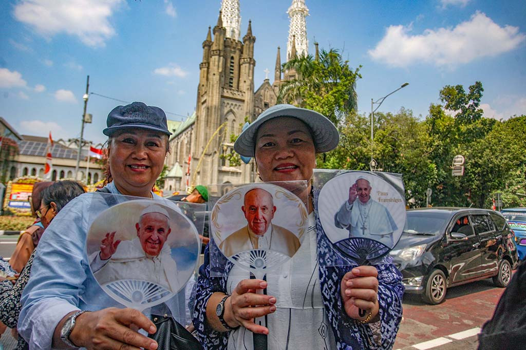 Pada 5 September 2024, Paus Fransiskus menghadiri interreligous meeting atau pertemuan dengan para tokoh antaragama di Masjid Istiqlal Jakarta sekitar pukul 09.00 WIB disusul pertemuan dengan penerima manfaat organisasi amal di Kantor Konferensi Waligereja Indonesia (KWI).