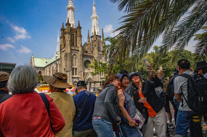 Warga berkumpul menunggu kedatangan Paus Fransiskus yang akan mengunjungi Gereja Katedral di Jakarta, Rabu, 4 September 2024. Masyarakat dari berbagai daerah bahkan ada yang datang dari Malaysia dan Timor Leste memadati kawasan gereja Katedral untuk melihat langsung Paus Fransiskus.