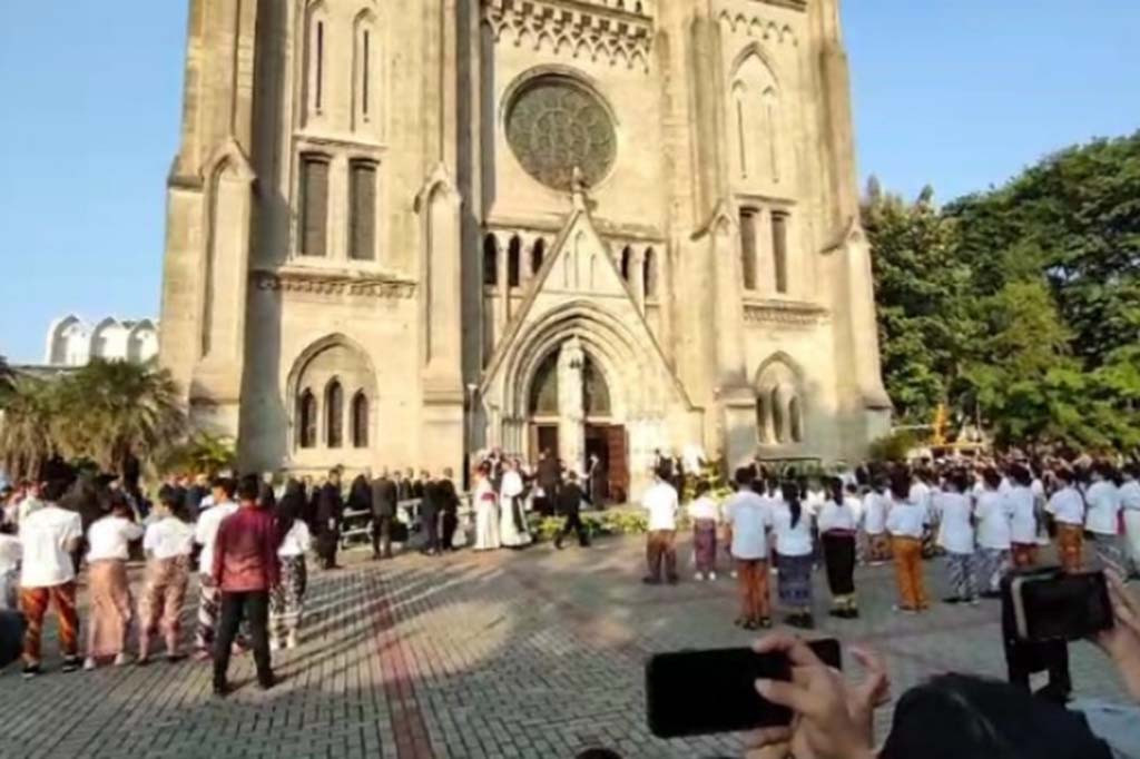Paus Fransiskus akan menerima sebuah salib dari Pastor Paroki Katedral Jakarta, Romo Hani Rudi Hartoko SJ. Salib itu dicium oleh Fransiskus, yang kemudian memercikkan Air Suci selama beberapa kali di dalam Katedral.