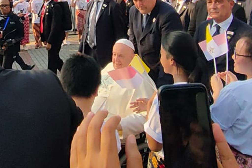 Saat memasuki pintu utama Katedral, Paus Fransiskus disambut oleh Monsignor (Mgr) Ignatius Suharya dan Mgr Antonius Subianto Bunjamin beserta jajaran uskup, para Imam, kaum religius dan katekis. 