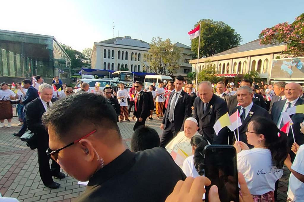 Sorak sorai dan tepuk tangan masyarakat di sekitar area Katedral juga memeriahkan kedatangan pemimpin tertinggi Gereja Katolik Vatikan ini.