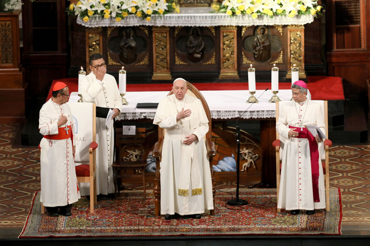 Paus menginginkan seluruh perwakilan umat Katolik yang hadir dalam pertemuan tersebut untuk tidak membeda-bedakan antara satu sama lain, baik pintar maupun awam, juga besar ataupun kecil.