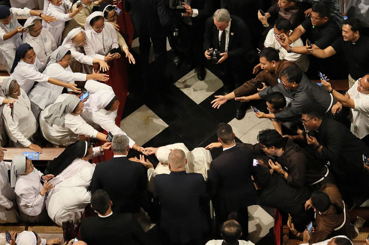 Pemimpin umat Katolik dunia yang juga Kepala Negara Vatikan Paus Fransiskus mengajak semua umat Katolik di Indonesia untuk hidup sama rasa tanpa perbedaan sebagaimana yang diajarkan oleh Pancasila.