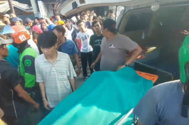 Badan truk terhenti usai menabrak salah satu tempat usaha warga, pencucian motor. Akibatnya, satu pengendara motor berjenis kelamin perempuan, terjepit di kolong truk tangki, dan petugas mengevakuasi korban dalam keadaan kritis. Selain itu, diketahui ada tiga korban lainnya yang meninggal dunia di lokasi kejadian, termasuk sopir truk tangki.