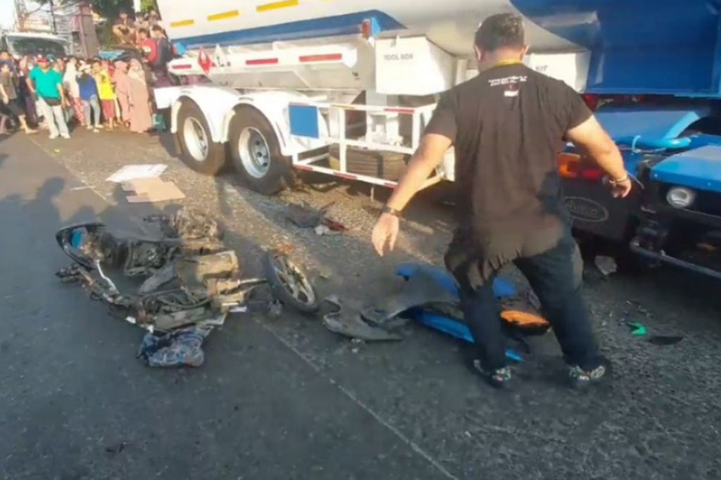 Diketahui, peristiwa terjadi saat truk pengangkut bahan kimia milik swasta, melaju dari Semper ke Plumpang, menabrak enam kendaraan. Dugaan sementara, kecelakaan disebabkan sang sopir truk tangki mengalami serangan jantung saat berkendara, hingga akhirnya menabrak sejumlah kendaraan di depannya.