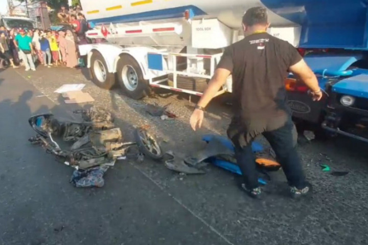 Diketahui, peristiwa terjadi saat truk pengangkut bahan kimia milik swasta, melaju dari Semper ke Plumpang, menabrak enam kendaraan. Dugaan sementara, kecelakaan disebabkan sang sopir truk tangki mengalami serangan jantung saat berkendara, hingga akhirnya menabrak sejumlah kendaraan di depannya.