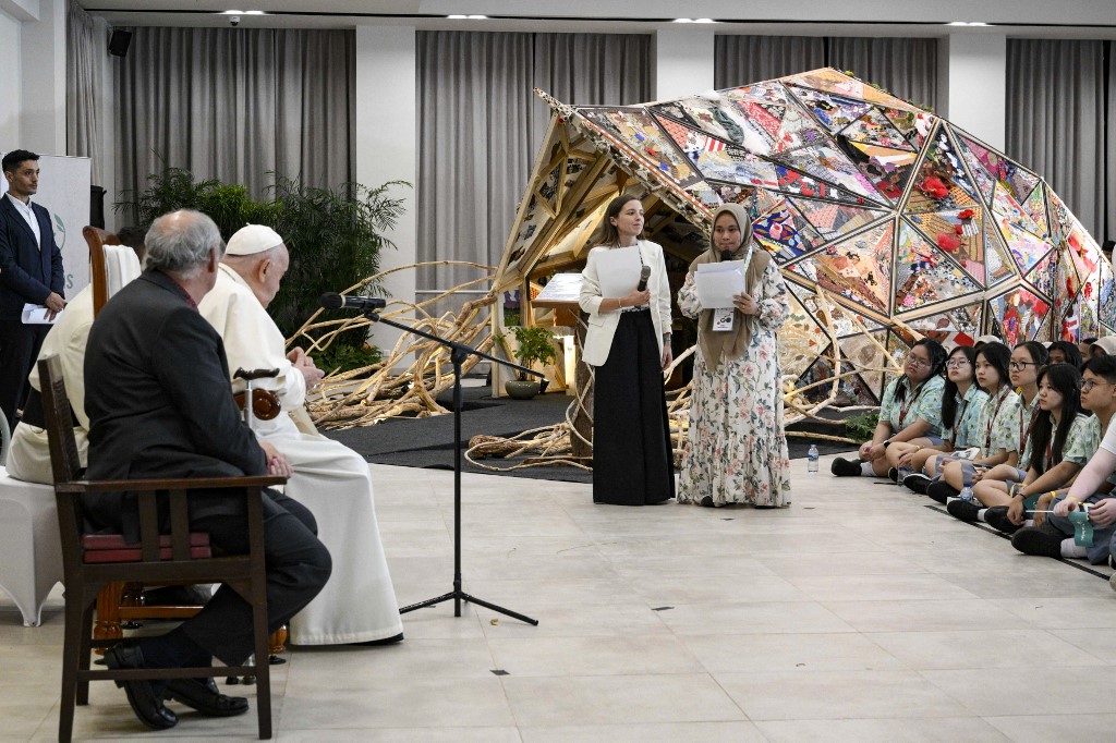 Bapa Suci menuturkan konflik dan peperangan disebabkan oleh sifat rakus atau keinginan untuk mendapatkan segala sesuatu. Oleh karena itu Paus mengajak umat untuk saling merangkul, saling mendukung, dan saling menerima guna mencapai perdamaian.