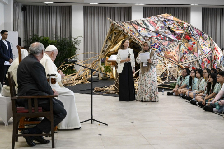 Bapa Suci menuturkan konflik dan peperangan disebabkan oleh sifat rakus atau keinginan untuk mendapatkan segala sesuatu. Oleh karena itu Paus mengajak umat untuk saling merangkul, saling mendukung, dan saling menerima guna mencapai perdamaian.