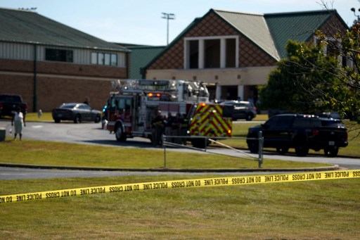 Garis polisi dipasang di depan Sekolah Menengah Apalachee di Winder, Georgia, setelah insiden penembakan terjadi pada Rabu, 4 September 2024.
