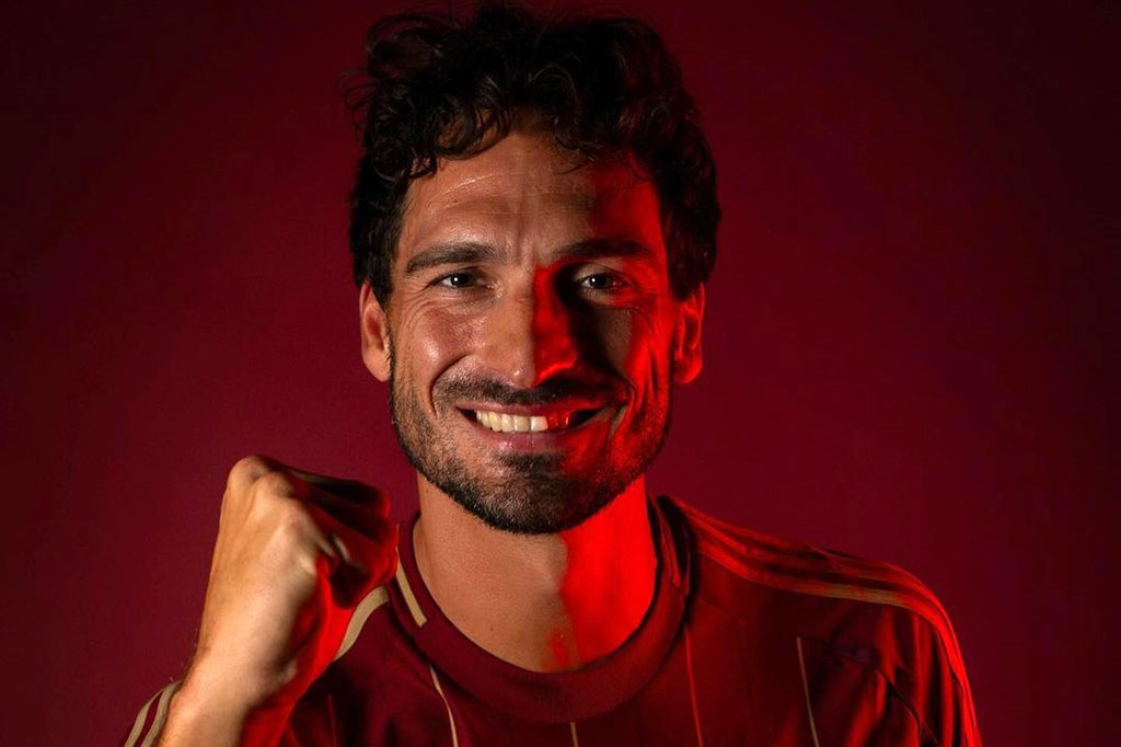 Menurut pakar transfer Eropa, Fabrizio Romano, Hummels menandatangani kontrak selama satu tahun hingga Juni 2025 dengan gaji 2.5 juta euro (sekitar Rp42,8 miliar).