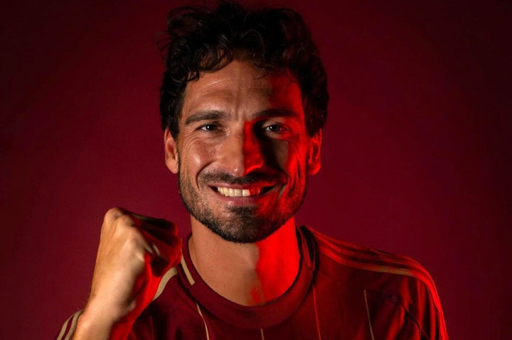 Menurut pakar transfer Eropa, Fabrizio Romano, Hummels menandatangani kontrak selama satu tahun hingga Juni 2025 dengan gaji 2.5 juta euro (sekitar Rp42,8 miliar).