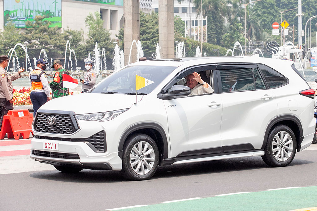 Toyota Innova Zenix meluncur secara global di Indonesia pada November 2022. Mobil ini hadir dalam dua varian yakni bermesin hybrid dan bermesin bensin 2.0L.