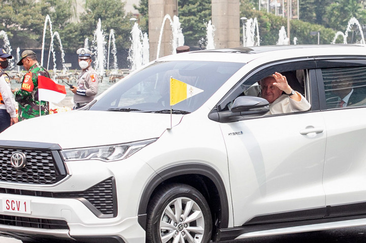 Pemimpin Gereja Katolik Dunia Paus Fransiskus menggunakan kendaraan Toyota Innova Zenix selama agenda kunjungan kenegaraan ke Indonesia.
