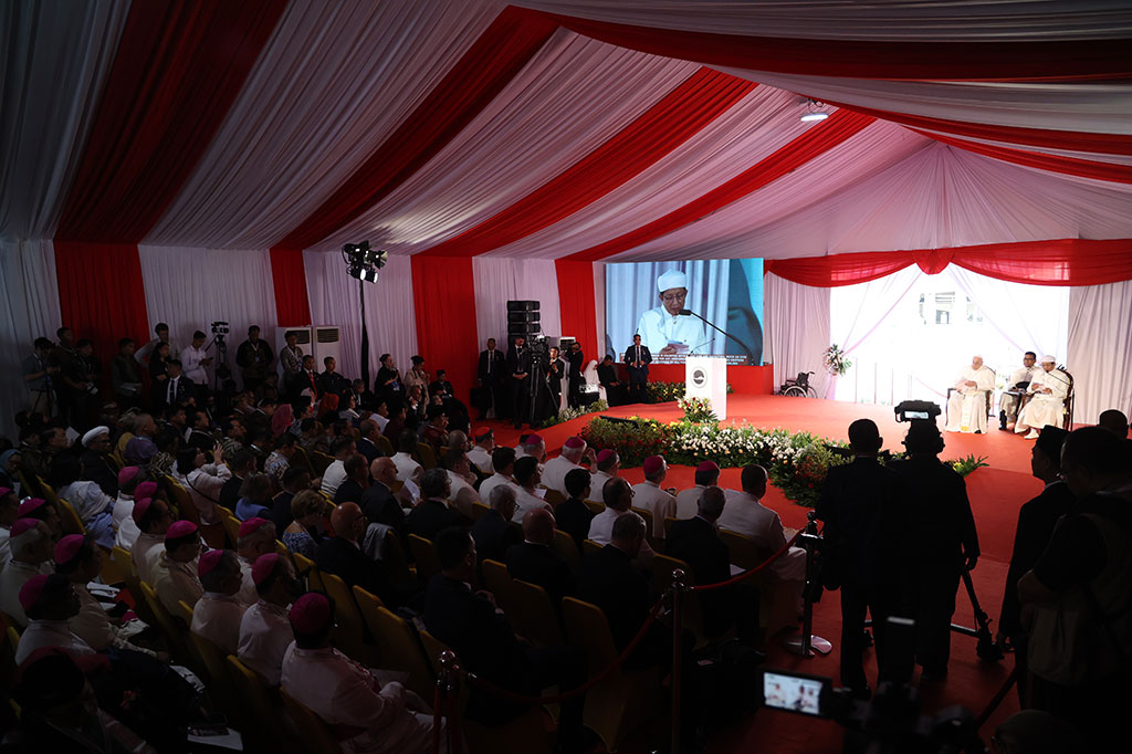 Sementara Nasaruddin Umar menjelaskan kepada Paus Fransiskus terkait terowongan sepanjang 33,8 meter ini, yang tidak hanya menghubungkan dua ikon rumah ibadah di Indonesia tersebut, namun juga memiliki banyak simbol artistik dan melambangkan toleransi beragama di Indonesia.