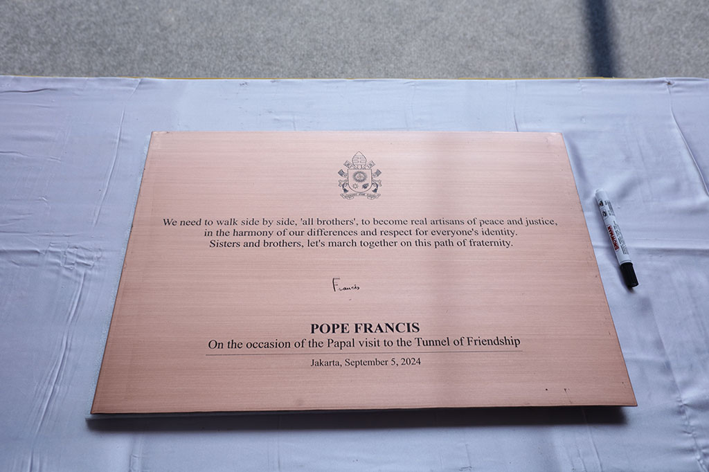 Paus Fransiskus sekaligus menjadi saksi atas pemanfaatan Terowongan Silaturahim. 