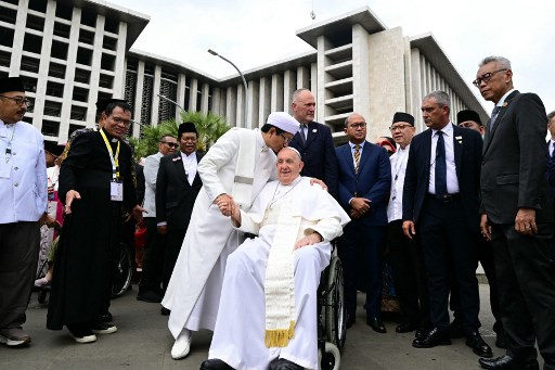 Ada momen penuh haru saat pertemuan Paus Fransiskus dengan tokoh lintas agama di Masjid Istiqlal, Jakarta, Kamis, 5 September 2024. Momen tersebut saat Imam Besar Masjid Istiqlal Nasaruddin Umar mencium kening Paus.