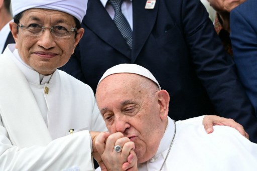 Paus kemudian membalasnya dengan mencium tangan Nasaruddin sebanyak dua kali. 