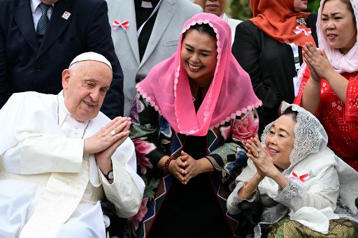 Paus Fransiskus kemudian pamit meninggalkan Masjid Istiqlal, disambut tangkupan tangan istri Presiden ke-4 RI Abdurrahman Wahid, Sinta Nuriah dan keluarga.