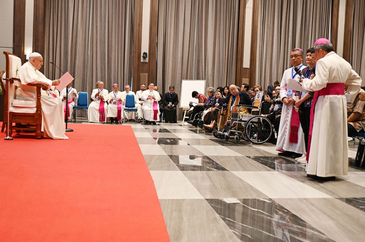 Pemimpin umat Katolik dunia yang juga Kepala Negara Vatikan Paus Fransiskus memberikan semangat dan motivasi kepada para penyandang disabilitas yang hadir dalam kegiatan di kantor Konferensi Waligereja Indonesia (KWI) di Jakarta, Kamis, 5 September 2024.