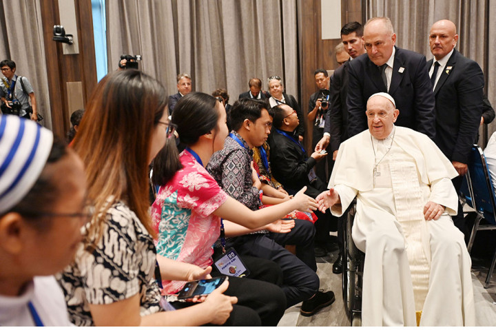 Ia juga menyebutkan manusia saling membutuhkan satu sama lain, tanpa harus memandang fisik, ataupun kekurangan lain yang dimilikinya, sehingga manusia bisa mengerti arti kasih yang sesungguhnya dengan berbagai kelebihan dan kekurangan manusia.