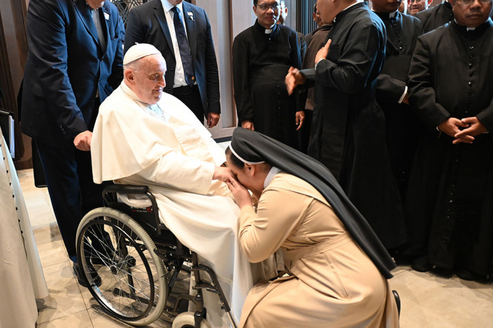 Pada akhir kesempatan, Paus Fransiskus memberkati para hadirin, sekaligus mendoakan mereka, dan juga meminta doa untuk dirinya kepada para hadirin. 