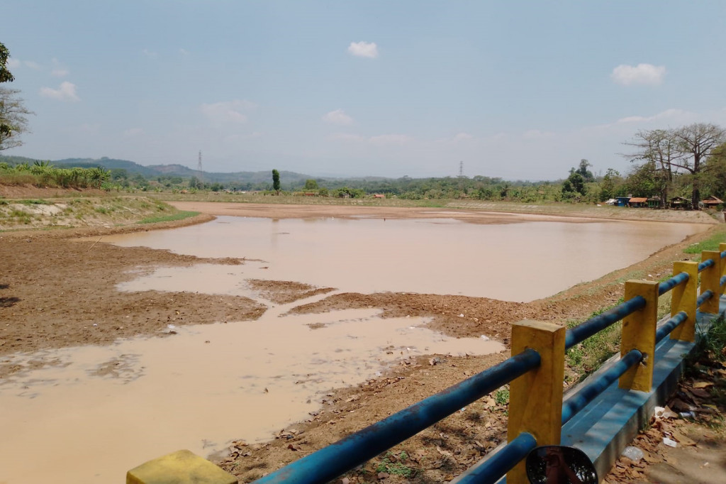 Kemarau membuat Situ Cigangsa di Kecamatan Campaka Kabupaten Purwakarta, kini kering kerontang. Bagian dasar dari permukaan situ, juga terlihat retak retak, lantaran lebih dari dua bulan dilanda kemarau. Padahal,
sebelumnya air dari Situ Cigangsa menjadi andalan petani khususnya di wilayah Kecamatan Campaka dan Kecamatan Cibatu.
