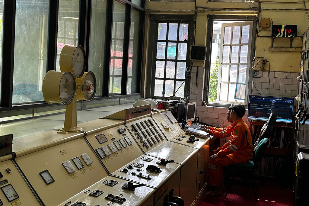 Demi menjaga orisinalitasnya, hingga sekarang pengoperasian masih menggunakan mesin dan peralatan asli yang dioperasikan secara manual.