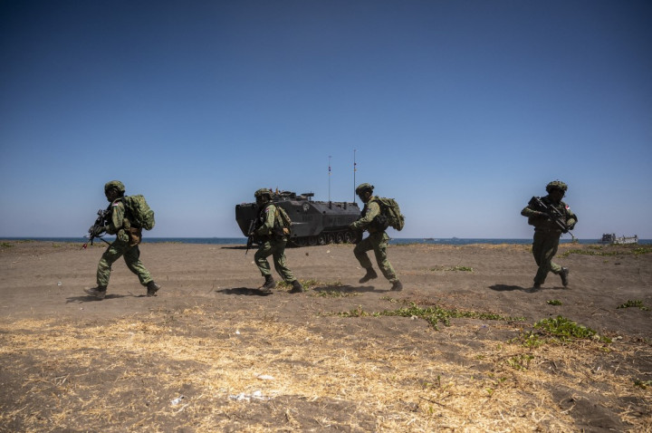 Operasi amfibi ini melibatkan koordinasi yang ketat antara pasukan laut, udara, dan darat untuk mencapai tujuan yang ditetapkan.