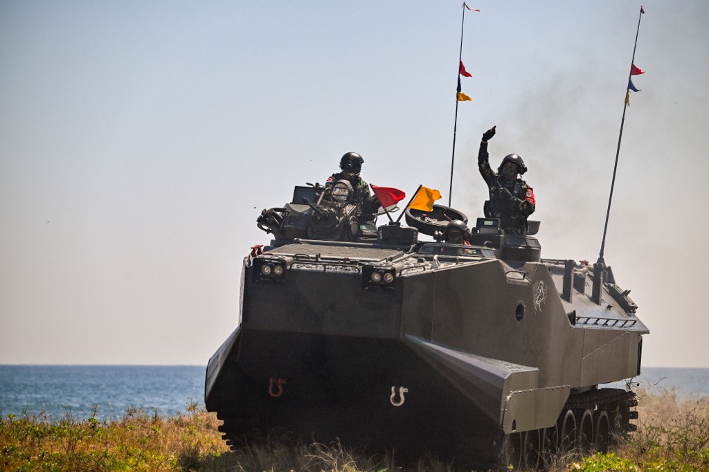 Operasi amfibi dilakukan pasukan yang dapat bergerak di atas air dan darat. Tujuan utamanya adalah menyerang atau mengambil alih daerah yang terletak di dekat pantai atau pulau.    