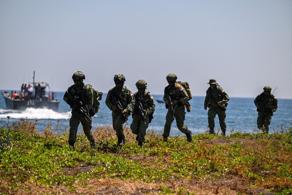 Satu per satu tank amfibi milik TNI Angkatan Laut turun dari bagian depan lambung Kapal Perang Republik Indonesia (KRI) Makassar-590 untuk melakukan pendaratan pasukan gabungan multinasional di Pantai Banongan (Kecamatan Asembagus), menandai dimulainya serbuan operasi amfibi ke daerah sasaran musuh.