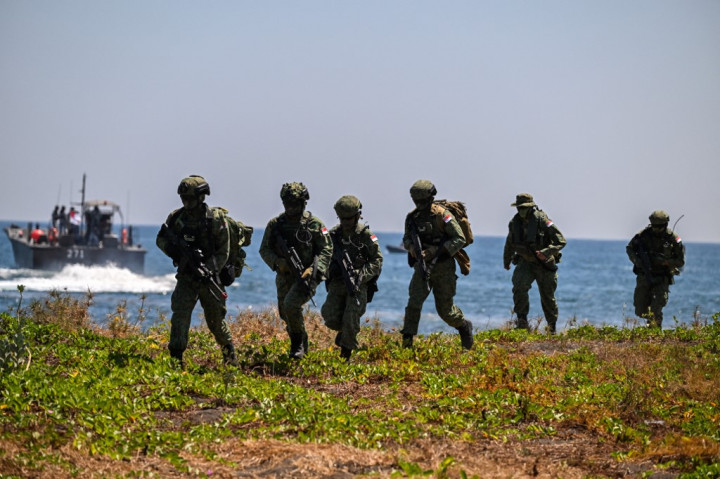 Satu per satu tank amfibi milik TNI Angkatan Laut turun dari bagian depan lambung Kapal Perang Republik Indonesia (KRI) Makassar-590 untuk melakukan pendaratan pasukan gabungan multinasional di Pantai Banongan (Kecamatan Asembagus), menandai dimulainya serbuan operasi amfibi ke daerah sasaran musuh.