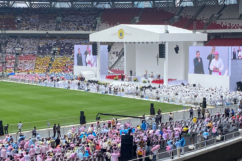 Umat Katolik terlihat memakai baju berwarna-warni sesuai dengan seragam dari masing-masing paroki.