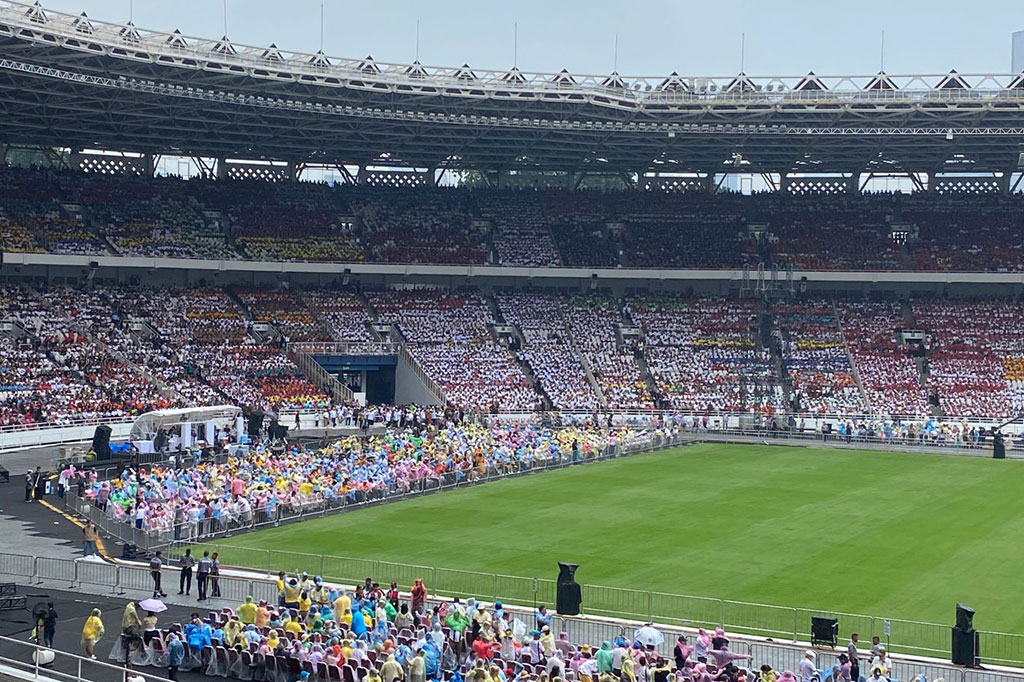 Seorang umat dari Bogor mengatakan, sudah berangkat sejak pukul 06.00 pagi. “Kami ke Parung naik bus dari paroki. Karena kalau naik kendaraan pribadi tidak memungkinkan,” kata umat tersebut kepada Medcom.id.